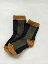 Load image into Gallery viewer, Contrast Panel Socks - Navy/Khaki